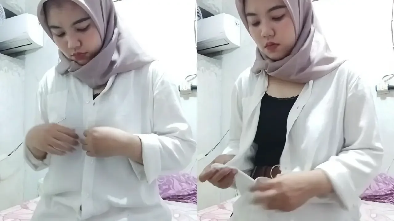 hijab lagi ganti baju poster